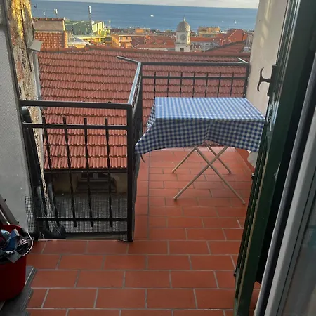 Tra Le Finestre Blu Della Pigna * סנרמו