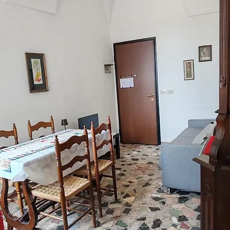 Tra Le Finestre Blu Della Pigna * סנרמו