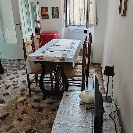 Tra Le Finestre Blu Della Pigna San Remo